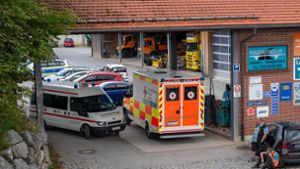 Ein Krankenwagen steht in der Einfahrt eines Unternehmens. Bei einem Arbeitsunfall in einer Entsorgungsfirma in Oberbayern sind drei Männer in einem Kanalsystem ertrunken. Foto: dpa/Peter Kneffel