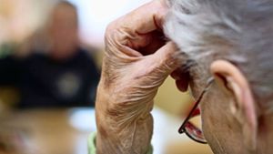 Eine 90-Jährige wurde in einem Stuttgarter Heim von einer Pflegerin offenbar beraubt. (Symbolbild) Foto: picture alliance / dpa