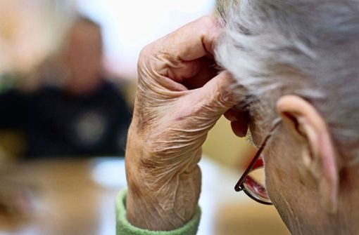 Eine 90-Jährige wurde in einem Stuttgarter Heim von einer Pflegerin offenbar beraubt. (Symbolbild) Foto: picture alliance / dpa