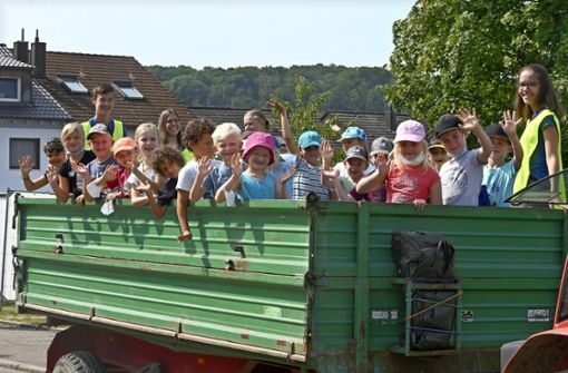 Die Kinder werden mit dem Traktor-Anhänger von der Ortsmitte aus zum Freizeitgelände Hart gefahren. Foto: Werner Kuhnle