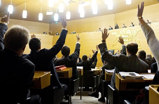 Die Sitze im alten Plenarsaal des baden-württembergischen Landtags haben zahlreiche Abstimmungen erlebt - hier ein Foto einer Abstimmung aus dem Dezember 2011. Foto: dpa