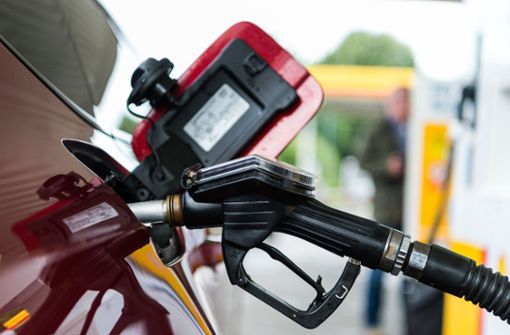 Tankstellen sollen vormittags die Spritpreise erneut erhöht werden (Symbolbild). Foto: dpa