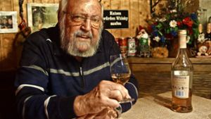 Walter Bartelmess genießt seinen Lieblingswhisky – einen Glenmorangie. Whisky gibt es auch für den ganz kleinen Schluck zwischendurch. Rechts die wertvollste Flasche in Bartelmess’ Sammlung: ebenfalls ein Glenmorangie von 1963. Foto: Waltraud Daniela Engel
