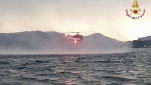 Küstenwache und Feuerwehr waren mit Booten, einem Hubschrauber und Tauchern im Einsatz. Foto: dpa/Uncredited