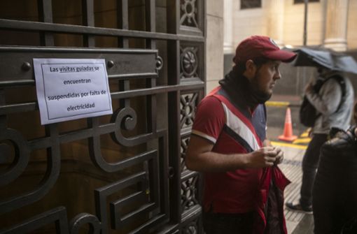Land ohne Licht: Szene  vor einem Theater in  Buenos Aires, das wegen des landesweiten Stromausfalls geschlossen hat. Foto: Getty Images