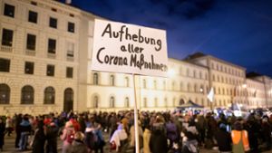 Ein Schild mit der Aufschrift ·Aufhebung aller Corona Maßnahmen· ist bei einer Demonstration der Querdenken-Bewegung in Bayern. (Archivbild) Foto: dpa/Matthias Balk