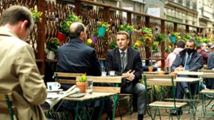 Frankreichs Präsident Emmanuel Macron trinkt mit Premier  Jean Castex in Paris einen Espresso. Foto: AFP/Geoffroy van der Hasselt