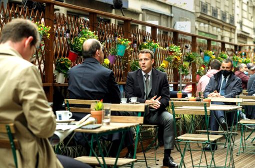 Frankreichs Präsident Emmanuel Macron trinkt mit Premier  Jean Castex in Paris einen Espresso. Foto: AFP/Geoffroy van der Hasselt