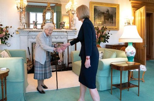 Die Queen begrüßt Liz Truss. Foto: AFP/JANE BARLOW