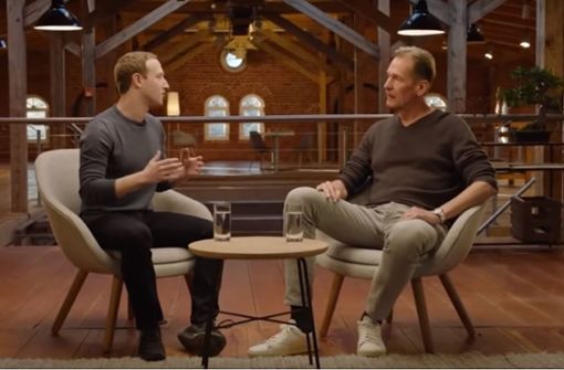 Mark Zuckerberg (li.) spricht mit Springer-Chef Mathias Döpfner über das spannungsreiche Verhältnis von Facebook und klassischen Medien. Foto: Screenshot Youtube