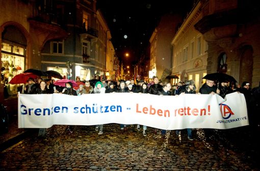 Die Junge Alternative demonstrierte Ende Oktober in Freiburg nach einer Gruppenvergewaltigung, an der acht Syrer und ein Deutscher beteiligt waren. Foto: dpa