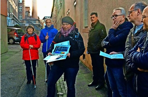 Merja Spott von der Planersocietät Dortmund (Mitte) begleitet den Fußverkehrscheck im Stuttgarter Süden. Foto: Nina Ayerle
