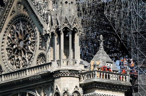 Ein gutes Stück der Kathedrale ist abgebrannt – der Wiederaufbau wird teuer. Foto: AFP