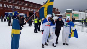 Die Schweden haben zu den normalen Fans eine Abordnung Eisbären geschickt, die sogar sprechen und singen können.  Foto: STZN
