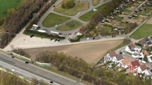 Auf der dreieckigen Fläche unten im Bild an der Autobahn könnte das Katastrophenschutzzentrum entstehen. Foto: Werner Kuhnle