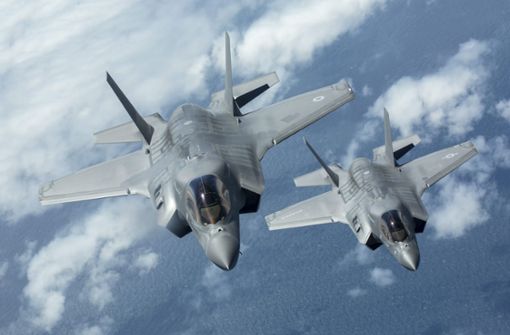 Speziell an ihr scheiden sich die Geister: Soll Deutschland amerikanische F-35-Kampfflugzeuge kaufen? Das Bild zeigt zwei Maschinen der britischen Luftwaffe. Foto: dpa