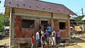 Der Rohbau stand bereits, die Schüler von der FES bauten das Dach und halfen so einer rumänischen Familie. Das Bild rechts zeigt die Lebensumstände in dem Roma-Dorf. Foto: privat