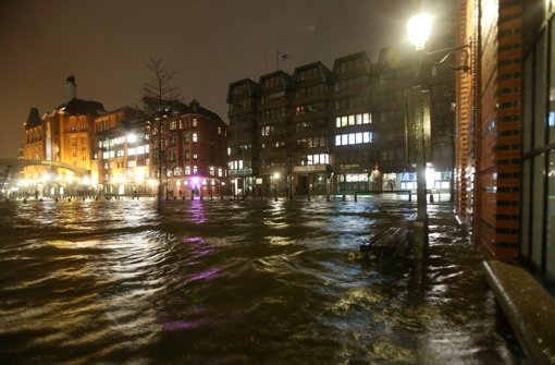 Xaver in Hamburg: Der berühmte Fischmarkt ist überflutet. Foto: dpa