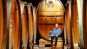 Der Holz- und Weinfassküfer Karl Müller – auch als Rentner noch gefragt Foto: factum/Granville