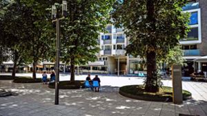 Markenzeichen des Hospitalviertels: die blauen Stühle Foto: Lichtgut/Leif Piechowski