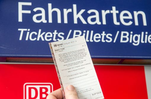 Viele Bahnreisende kaufen ihr Ticket gerne im Reisebüro – und nicht am Automaten oder im Internet. Foto: dpa/Armin Weigel Foto:  