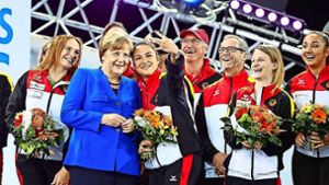 Jana Berezko-Marggrander ist – wie  alle Olympia-Teilnehmer von Rio de Janeiro – unter den Ehrengästen  und nutzt die Chance zum Foto mit der Bundeskanzlerin. Foto: Privat