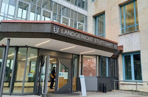 Die Angeklagte sagt vor dem Stuttgarter Landgericht, dass sie nicht psychiatrisch behandelt werden will. Foto: //Jacqueline Fritsch