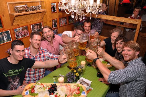 Die Handballer von Frisch Auf Göppingen haben am Donnerstagabend auf dem Stuttgarter Frühlingsfest gefeiert. Spieler wie Manuel Späth, Zarko Markovic oder Tim Kneule hoben die Maßkrüge.  Foto: www.7aktuell.de |