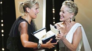 Die Regisseurin Julia Ducournau (li.) und die  Gratulantin Sharon Stone können es kaum fassen: Nach 28 Jahren gewinnt   wieder eine Frau die Goldene Palme. Foto: AFP