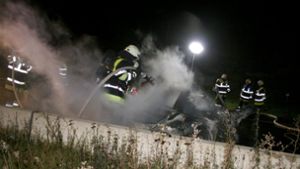 Der Wagen des Mannes brannte nach dem Unfall aus. Foto: dpa/Wilhelm Bartler