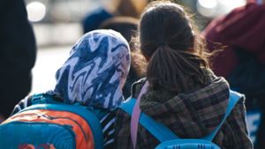 Soll es auch in Deutschland ein Kopftuchverbot an Grundschulen geben? Foto: dpa