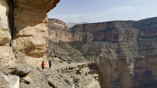 Der Balcony Walk ist ein spektakulärer Wanderweg, der in schwindelerregender Höhe am Grand Canyon des  Oman, dem Wadi Nakhar, entlangführt. Ziel ist eine grüne Oase mit sprudelnder Wasserquelle und Olivenhain. Foto: Jutta Lemcke