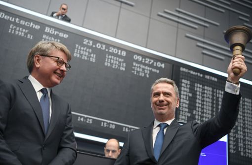 Nicolas Moreau (rechts), Vorstandsvorsitzender der DWS Group, schwingt beim Börsengang der DWS auf dem Parkett der Frankfurter Wertpapierbörse die Börsenglocke. Neben ihm steht Börsen-Chef Theodor Weimer. Foto: dpa