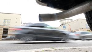 Autoverkehr in Stuttgart: Wie man damit künftig umgehen soll, um dem Gesundheitsschutz und den Mobilitätsbedürfnissen Genüge zu tun, ist umstritten. Foto: dpa