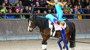 Das Glück dieser Erde liegt bekanntlich  auf dem Rücken der Pferde: Die drei jungen  Reiterinnen zeigen höchsten Einsatz beim  Voltigieren. Foto: Simon Granville