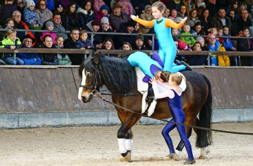 Das Glück dieser Erde liegt bekanntlich  auf dem Rücken der Pferde: Die drei jungen  Reiterinnen zeigen höchsten Einsatz beim  Voltigieren. Foto: Simon Granville
