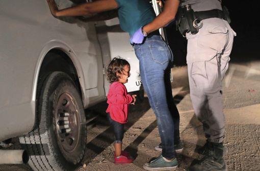 Bevor das zweijährige Mädchen von seiner Mutter getrennt wurde, begann es herzzereißend zu weinen. Foto: John Moore/Getty/AFP