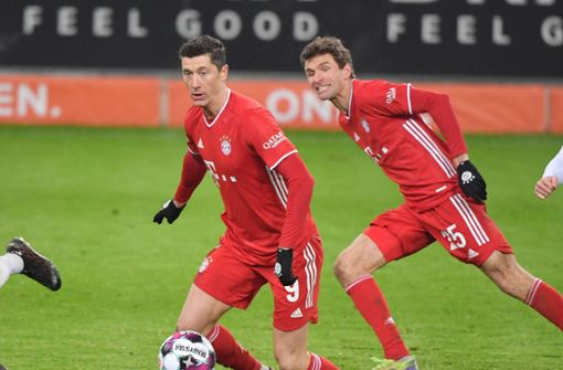 Lewandowski (rechts) schraubte seine Rekordausbeute in der Hinrunde einer Saison weiter hoch, Müller seine Vorlagenbilanz.  Foto: Imago/Maik Hölter/TEAM2sportphoto