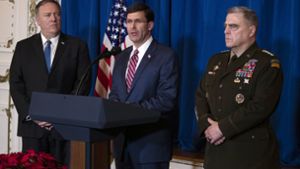 Mark Esper (Mitte) ist der Verteidigungsminister der USA. Foto: dpa/Evan Vucci