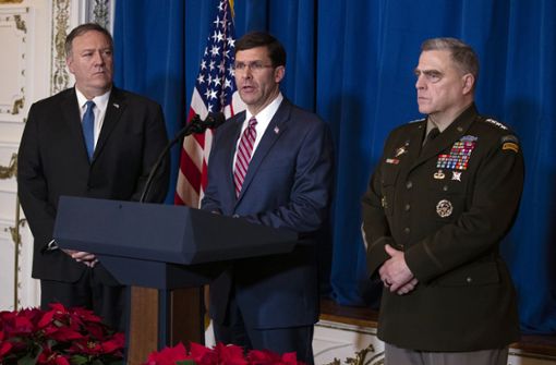 Mark Esper (Mitte) ist der Verteidigungsminister der USA. Foto: dpa/Evan Vucci
