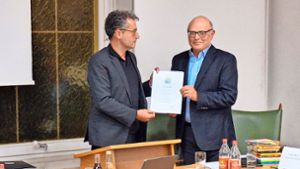 Bürgermeister Michael Lutz (li.) verabschiedet den langjährigen Kämmerer   Werner Kiedaisch in den Ruhestand. Foto: Stadt Waldenbuch