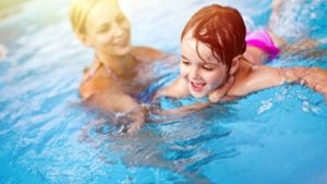 Erst wenn das Kind selbstständig und ohne Hilfen schwimmen kann, können sich die Eltern entspannen. Foto: Adobe Stock/Ndabcreativity