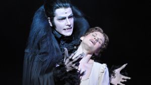 Jan Ammann als Graf von Krolock und Lucy Scherer als Sarah  im Musical „Tanz der Vampire“ im Februar 2010 in Stuttgart. Bald wird im Palladium-Theater wieder kraftvoll zugebissen. Foto: dpa