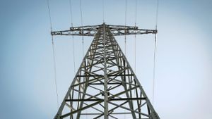 Ein Strommast einer 110 Kilo-Volt-Leitung in Haigerloch droht umzustürzen. (Symbolfoto) Foto: Pixabay