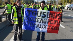 Landesweite Proteste: Auch in Bordeaux gingen die „Gelben Warnwesten“ im wörtlichen Sinne auf die Straße, um gegen Macrons Pläne einer Spirtsteuererhöhung zu demonstrieren. Foto: AFP