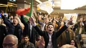 Anhänger der Mitte-Rechts-Partei Demokratische Allianz feiern nach der Bekanntgabe der ersten Ergebnisse in Lissabon. Foto: dpa/Armando Franca