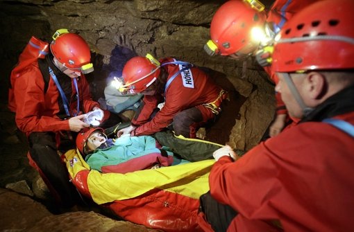 Höhlenretter  simulieren während einer Übung in der Falkensteiner Höhle zwischen Bad Urach und Grabenstetten die Bergung einer verletzten Frau, die in einer flexiblen Trage aus dem Gangsystem transportiert wird. Foto: dpa