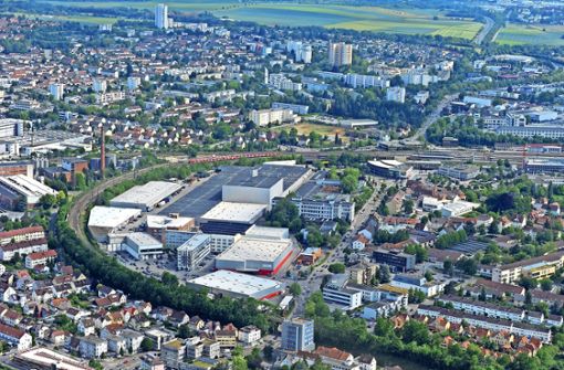 Wenn die  DLW-Gebäude gefallen sind, soll im Bietigheimer Bahnbogen ein innovatives Wohn- und Gewerbegebiet entstehen. Foto: Werner Kuhnle