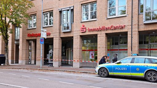 Am Tatort vor der Kreissparkasse in Kirchheim ermittelt die Polizei. Foto: SDMG//Kern