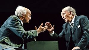 Peter Kempkes (li.) als David Ben Gurion und Ernst Wilhelm Lenik als Konrad Adenauer in „Blutgeld“ Foto: Tom Philippi